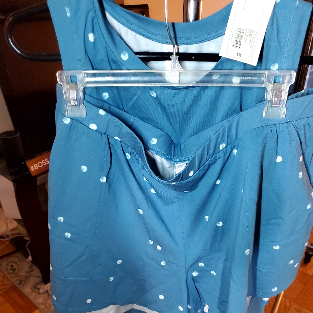 Women's multiple sizes XL to 4X, soft colors, shorts has 2 side pockets.